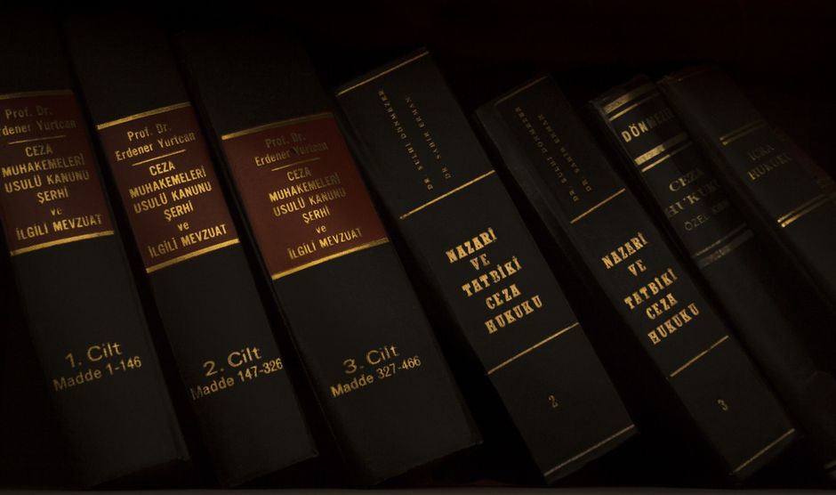 Codes juridiques reliés dans la bibliothèque du cabinet
