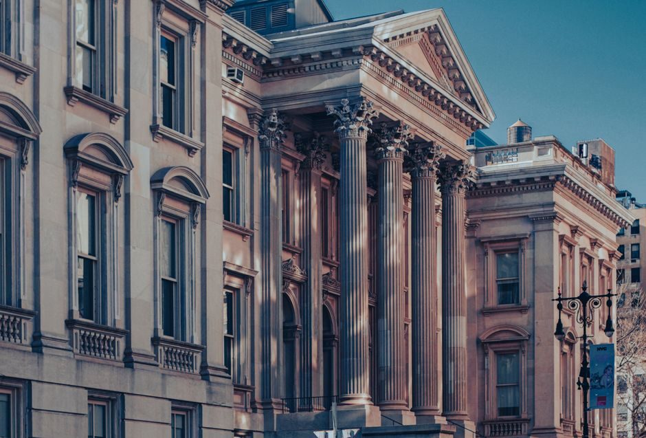 Façade d'un palais de justice, symbole des audiences pénales
