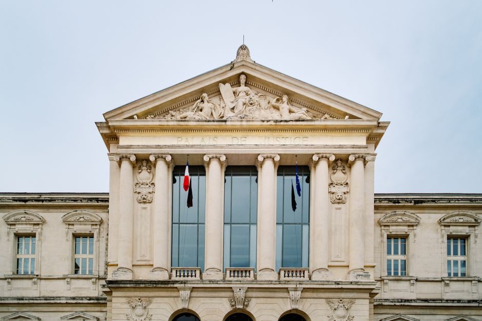 Façade d'un palais de justice