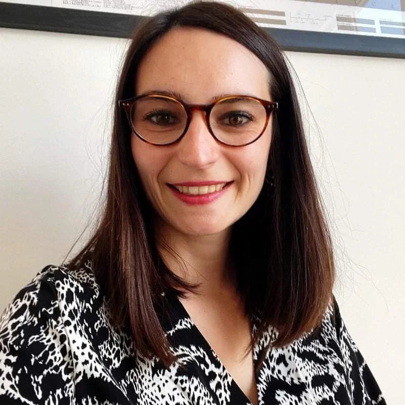 Maître Sophie Renaudin, avocate à Villefranche-sur-Saône, dans son cabinet